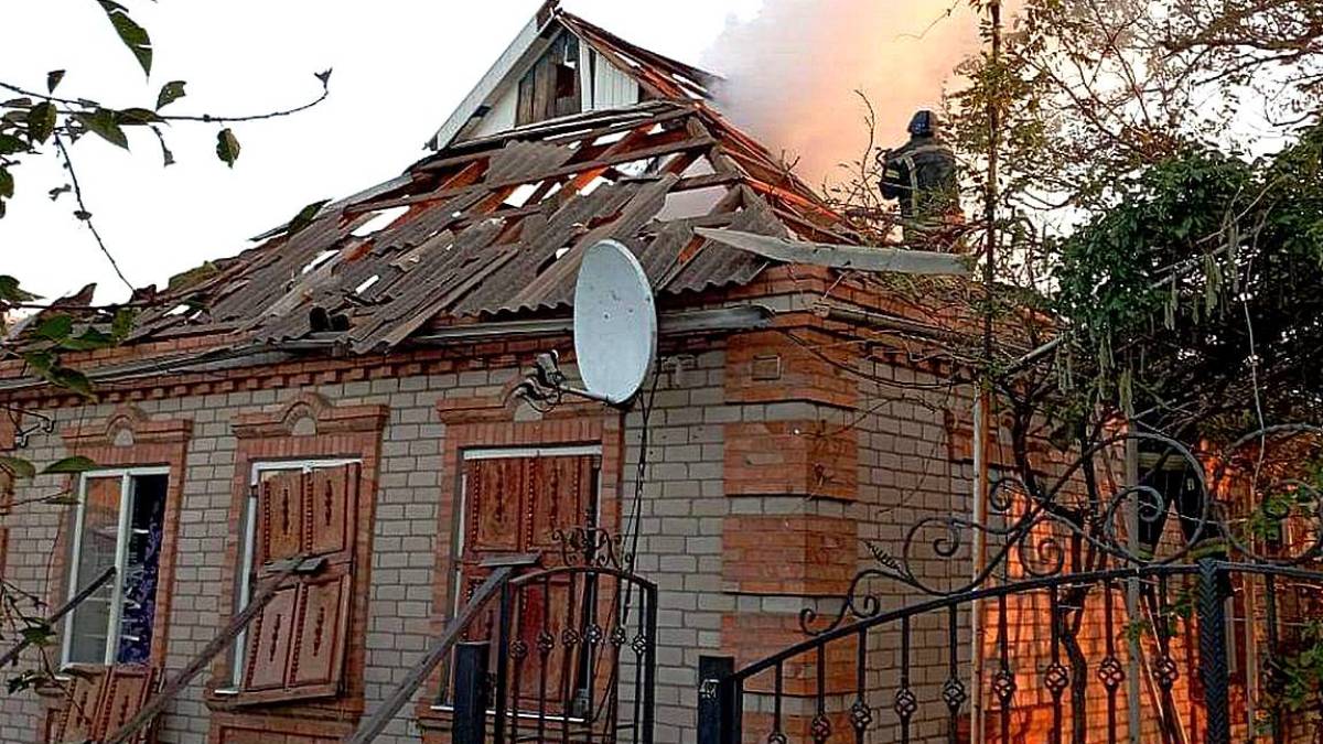 Ліквідація пожеж, що виникли внаслідок масованого обстрілу Оріхова (фото)