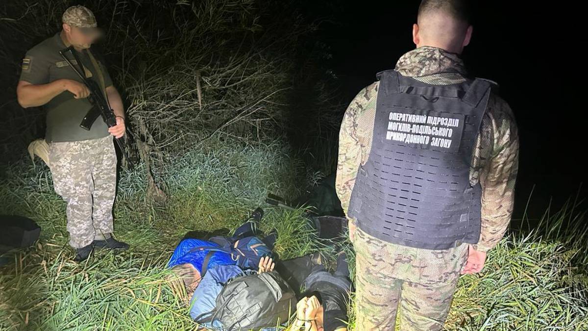 Мешканець Запоріжжя тікав з України на човні під кулями прикордонників – фото, відео