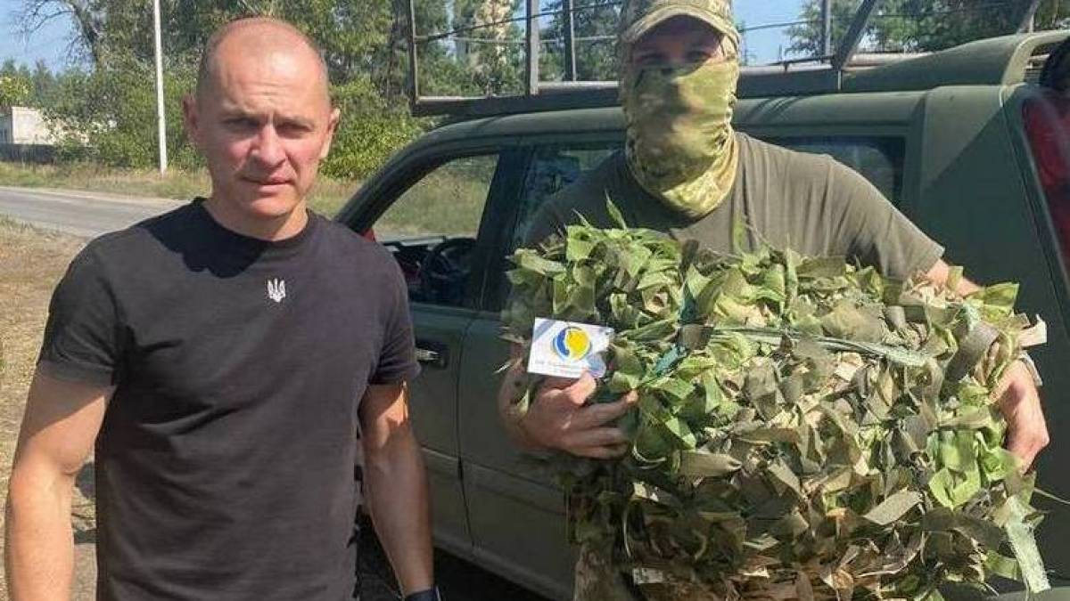 Захисникам України з Енергодару волонтери передали маскувальну сітку та смачні подарунки