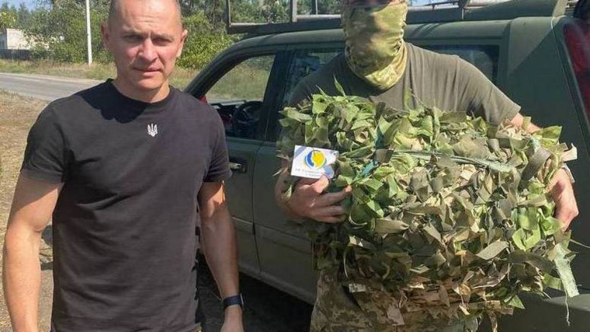 Захисникам України з Енергодару волонтери передали маскувальну сітку та смачні подарунки