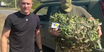 Захисникам України з Енергодару волонтери передали маскувальну сітку та смачні подарунки