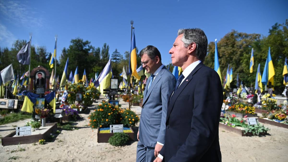 Блінкен вшанував пам’ять полеглих українських захисників на Берковецькому кладовищі