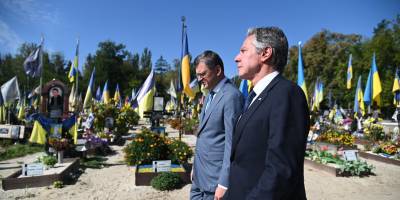 Блінкен вшанував пам’ять полеглих українських захисників на Берковецькому кладовищі