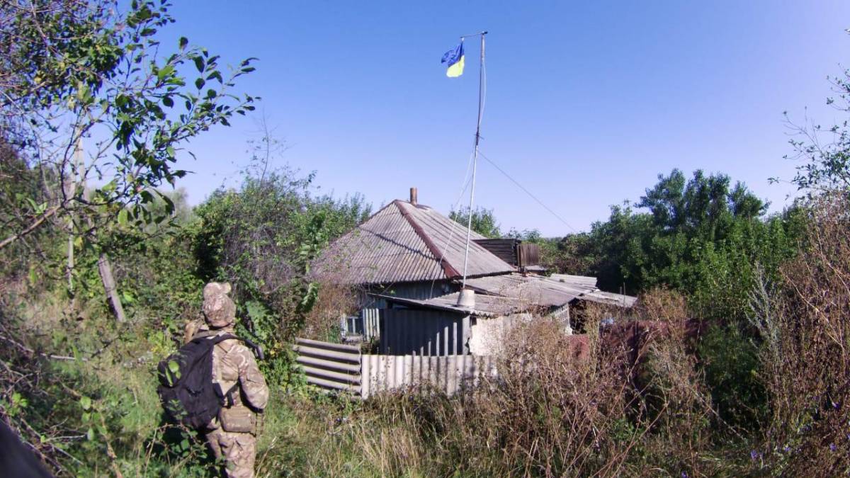 “Сталеві” прикордонники після розмінування підняли прапор України у двох селах “сірої зони”
