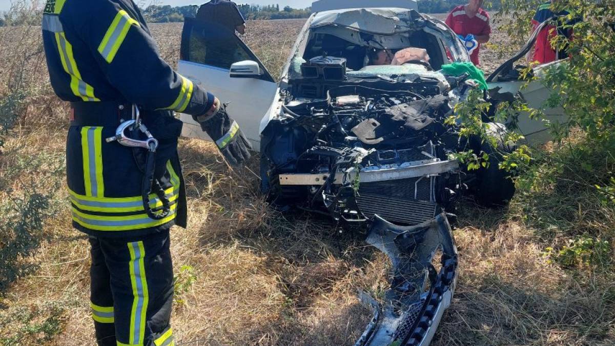 Смертельна автоаварія у Запорізькому районі: водія Мерседесу затиснуло у кабіні авто – фото
