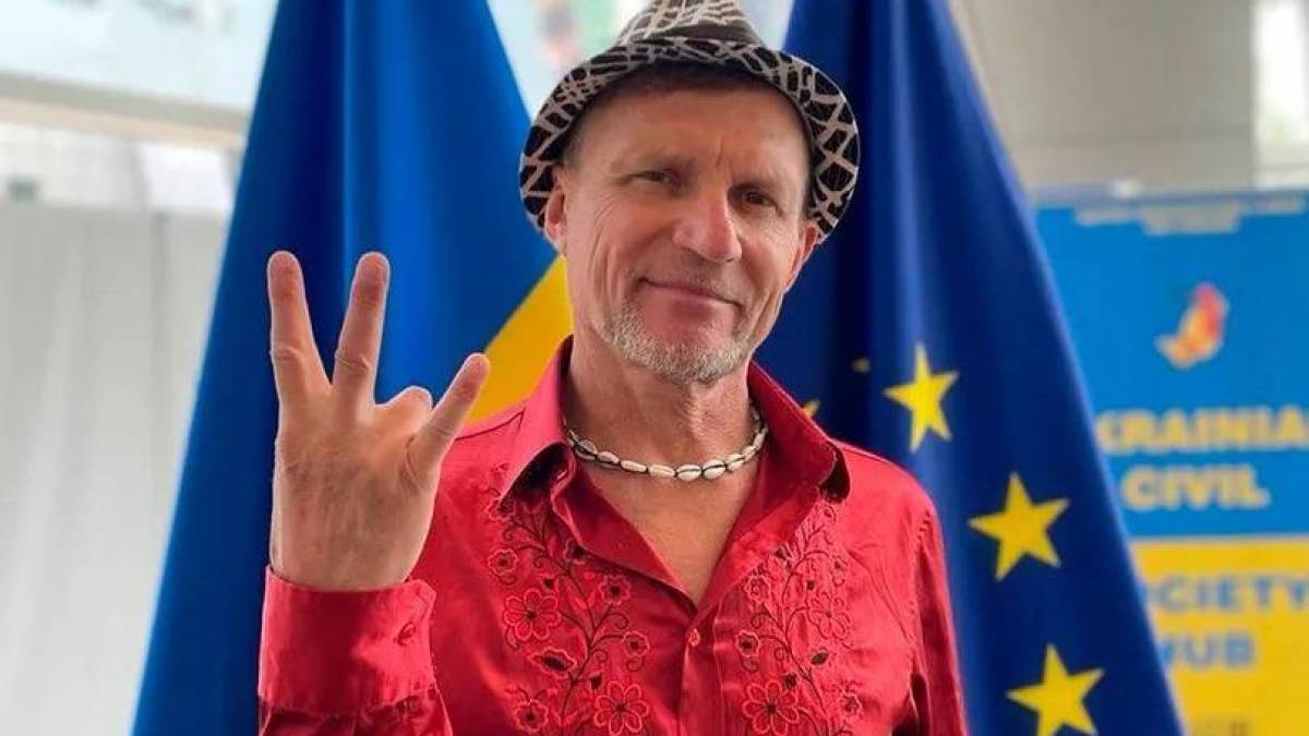 Музикант Олег Скрипка у Запоріжжі відвідав центр підтримки маріупольців – відео