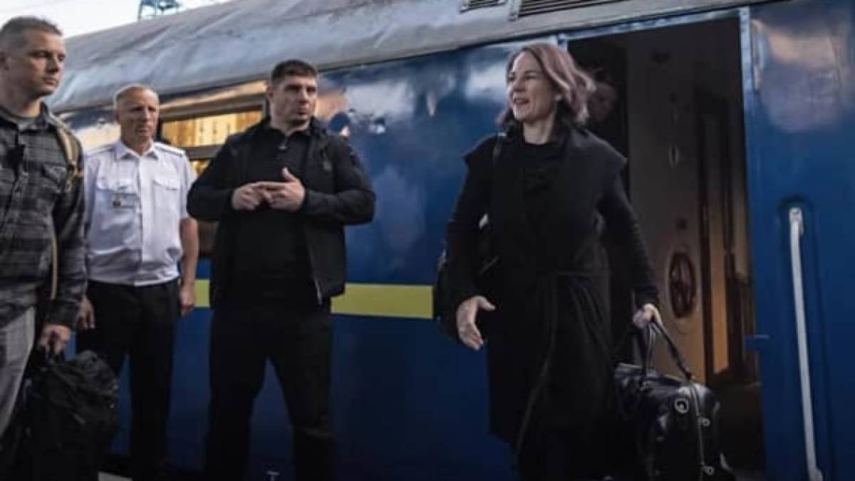 “Україна захищає усіх нас”: глава МЗС Німеччини Бербок прибула до Києва