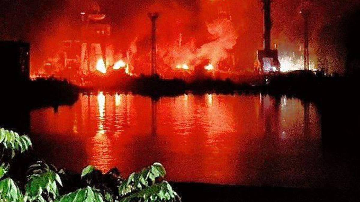 В окупованому Севастополі прогриміли вибухи, горить судоремонтний завод