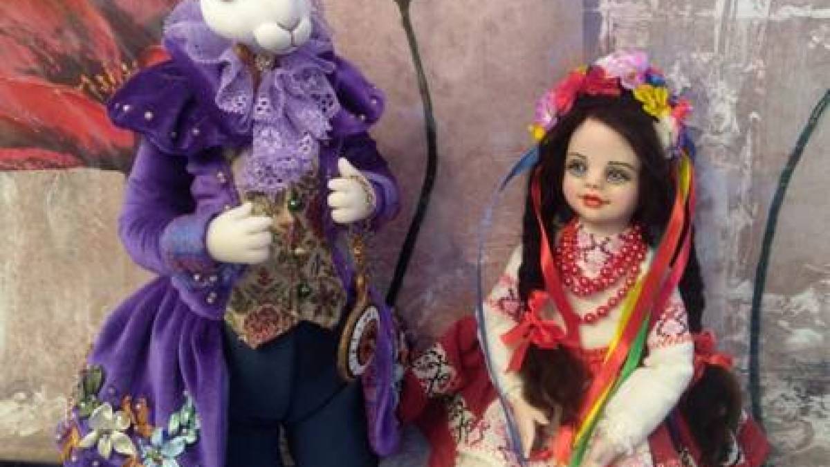 Білий кролик та Україночка запорізької майстрині вітають відвідувачів Художнього салону