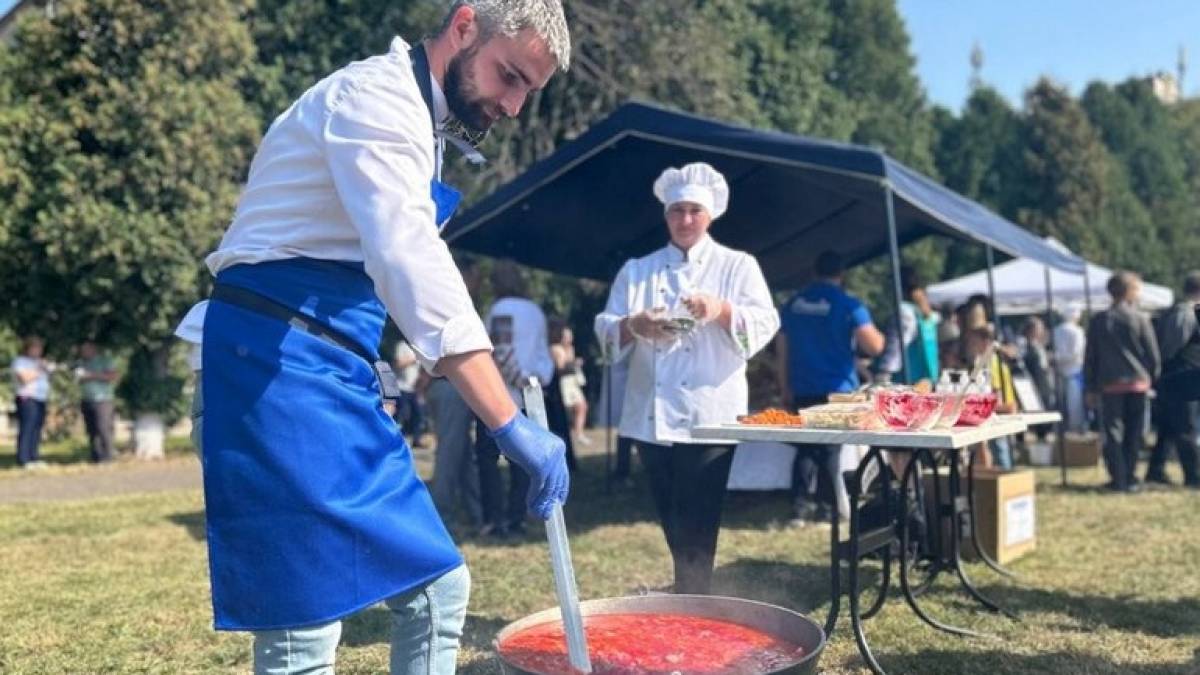 На Франківщині наварили 55 літрів борщу за рецептами різних регіонів України
