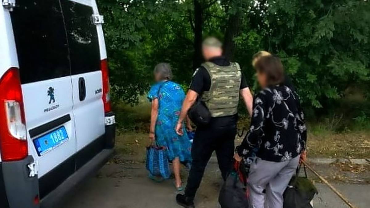 Під гучні вибухи поліцейські евакуюють мешканців з Павлівки
