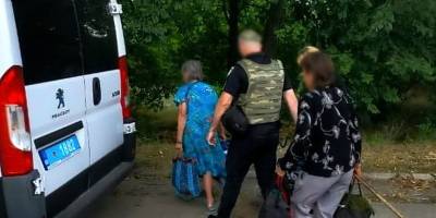Під гучні вибухи поліцейські евакуюють мешканців з Павлівки