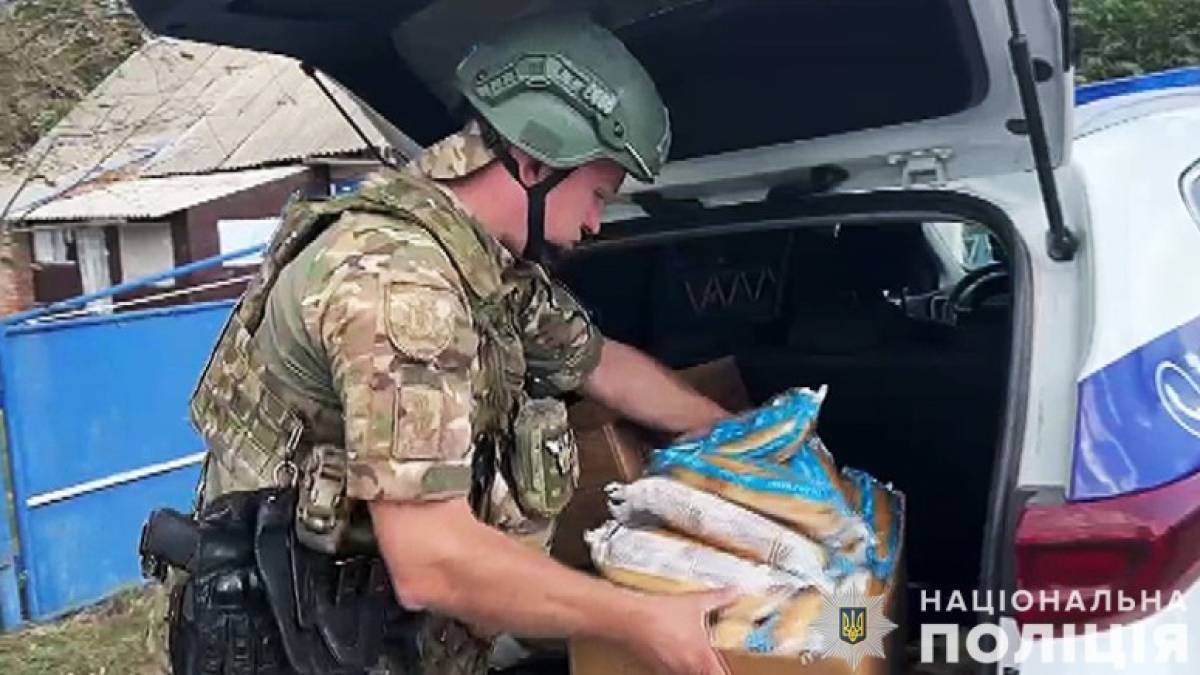 На Запоріжжі поліцейські під вогнем ворога доставляють хліб мешканцям прифронтової громади
