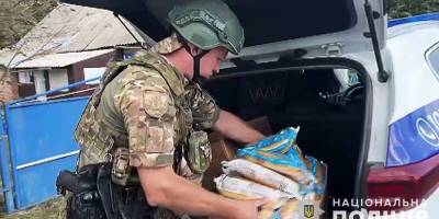 На Запоріжжі поліцейські під вогнем ворога доставляють хліб мешканцям прифронтової громади
