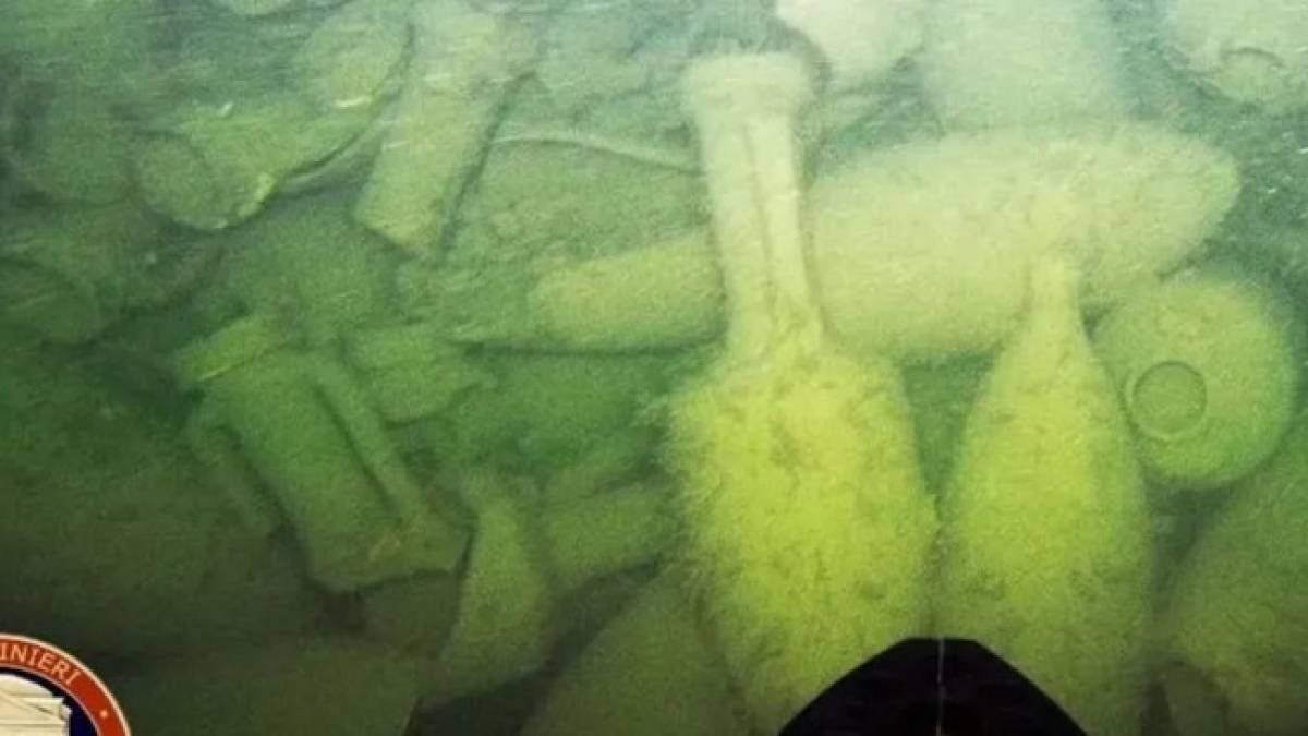 В Італії у морі знайшли римське судно з сотнями цінних амфор