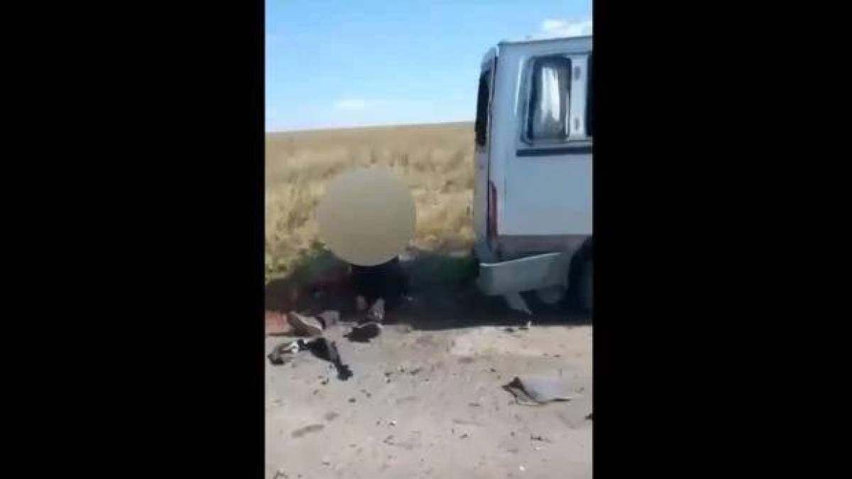 В Харьковской области рашисты из ПТУРа ударили по микроавтобусу с гражданскими, есть погибшие – видео