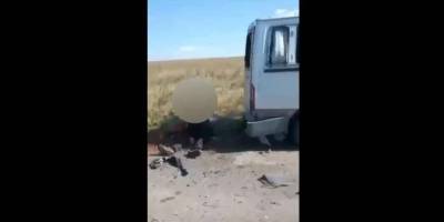 В Харьковской области рашисты из ПТУРа ударили по микроавтобусу с гражданскими, есть погибшие – видео