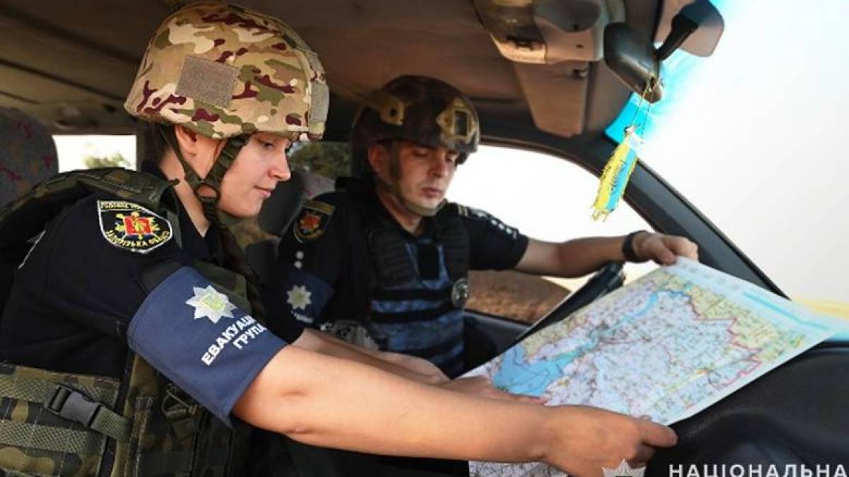 На Запоріжжі поліцейські допомогли евакуюватися з-під обстрілів 55 родинам з дітьми