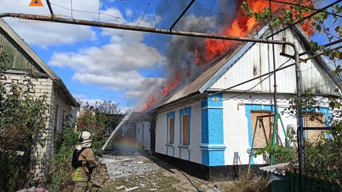 Запорізькі рятувальники ліквідують наслідки ворожих обстрілів