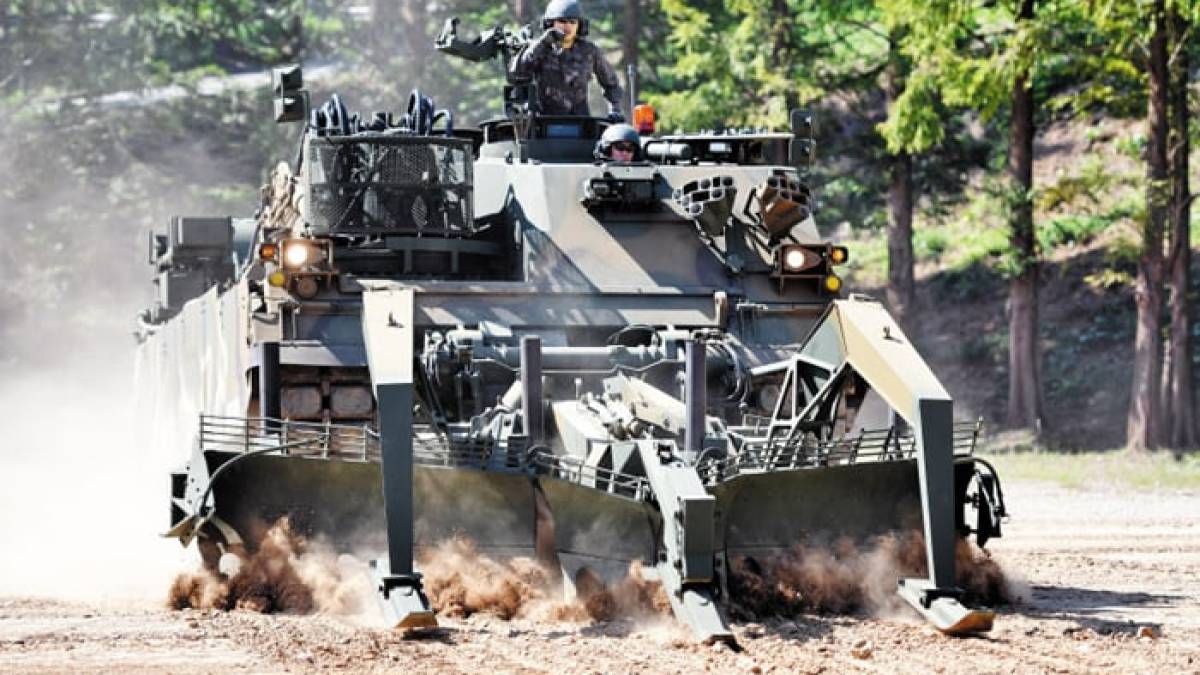 Південна Корея передасть Україні 2 машини для розмінування полів