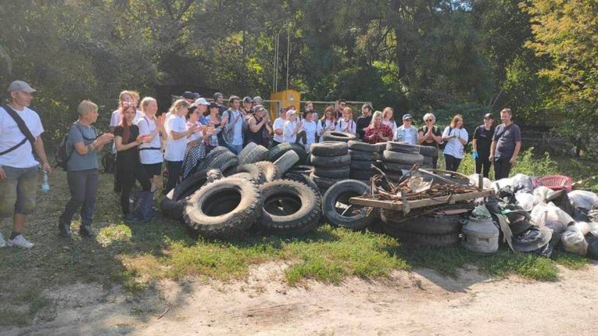 Запорізькі небайдужі громадяни організували на Хортиці толоку з прибирання сміття
