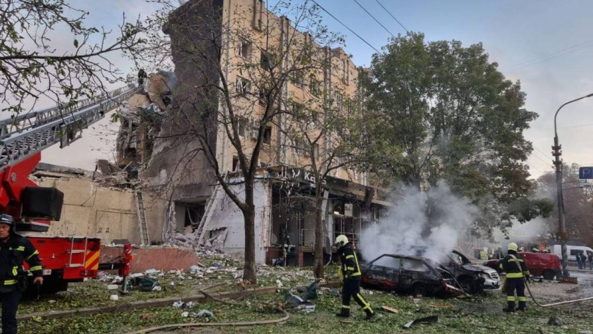 У Черкасах уламки ракети впали на будівлю, є постраждалі і людина під завалами