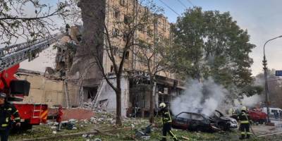 У Черкасах уламки ракети впали на будівлю, є постраждалі і людина під завалами