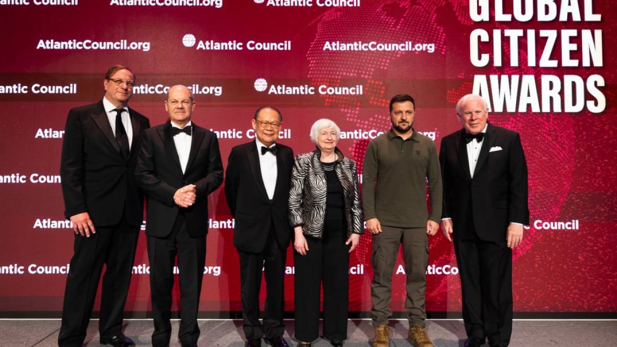 Президент України Зеленський отримав у США премію Atlantic Council Global Citizen Awards