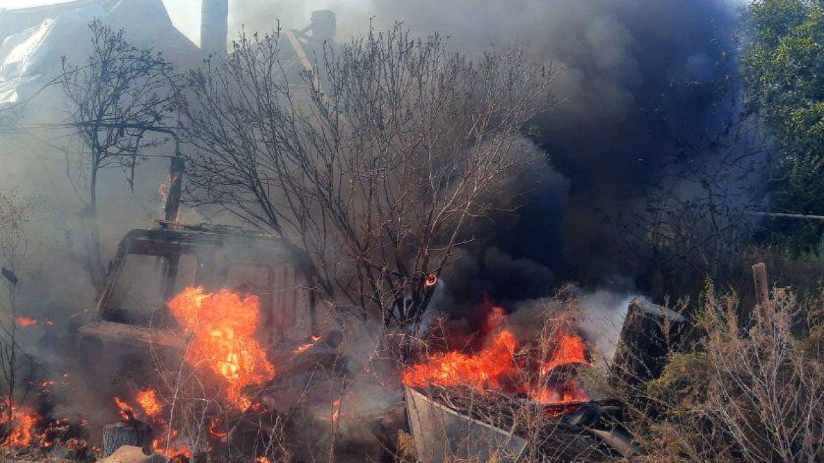 Фахівці ДСНС продовжують ліквідацію наслідків ворожих обстрілів