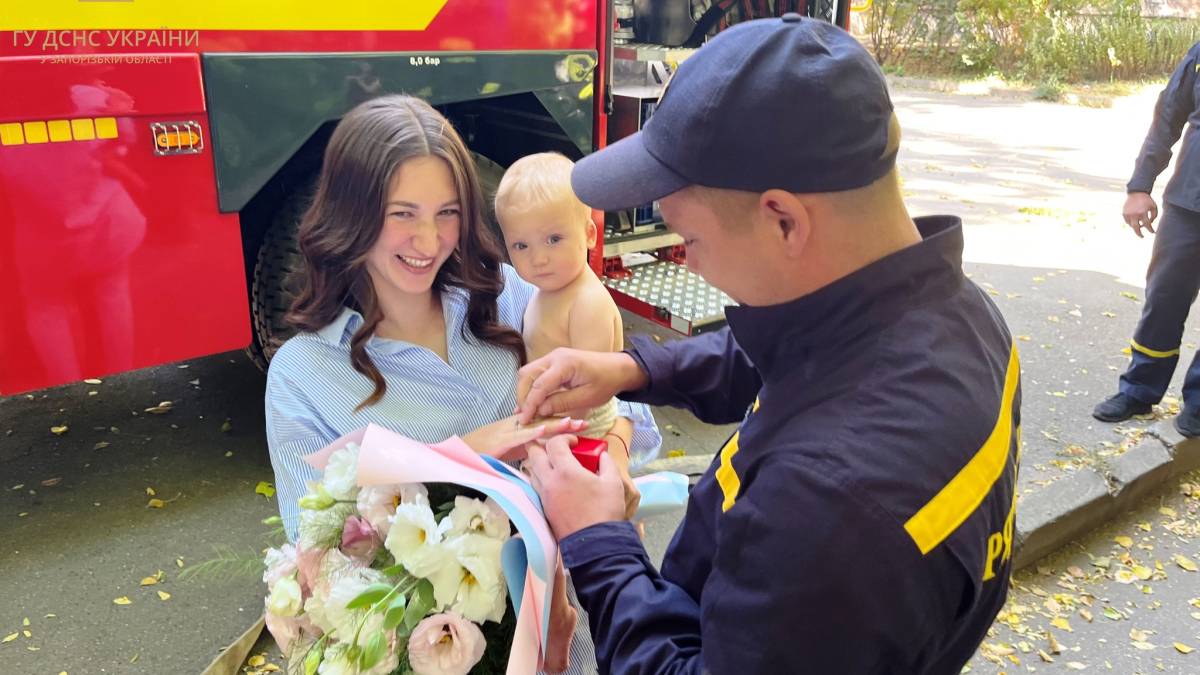 У Запоріжжі рятувальник зробив пропозицію руки і серця своїй коханій, коли приїхав на тривожний виклик