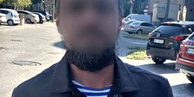 На проспекті Соборному поліціанти затримали людину з пістолетом