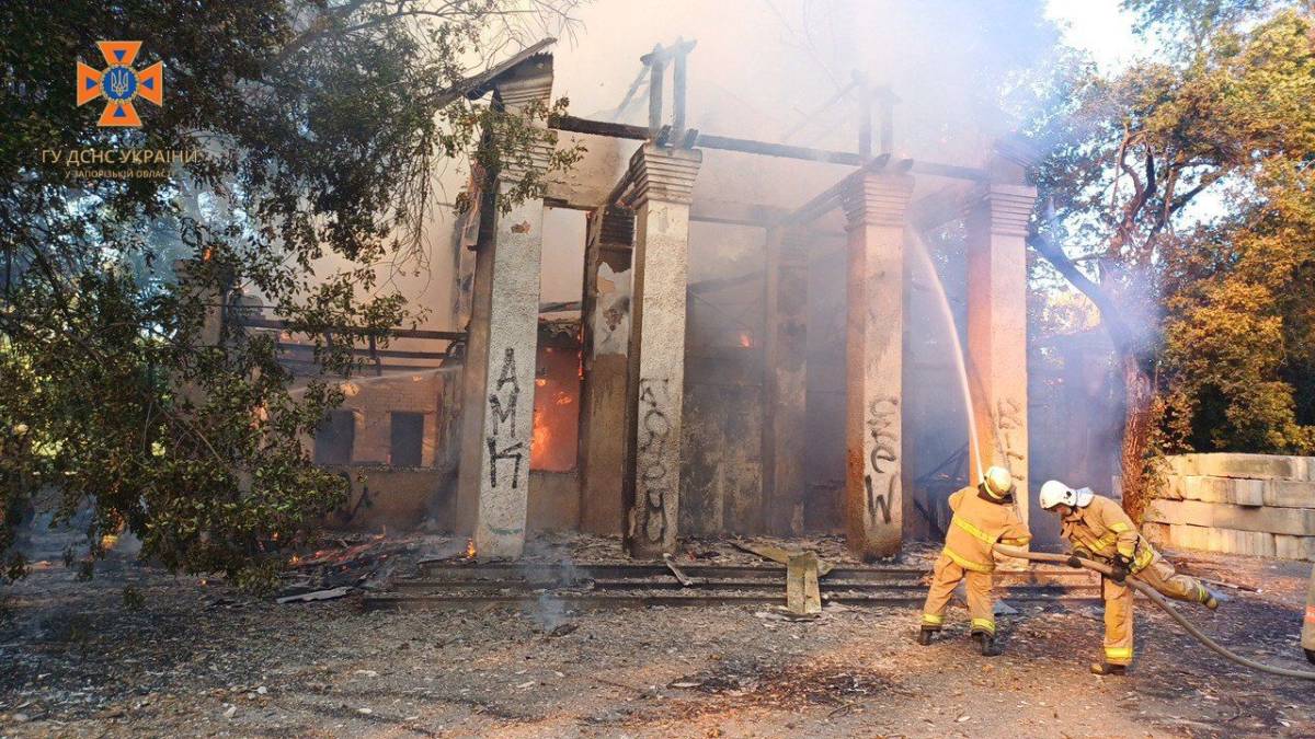 У міському парку Запоріжжя горіло колишнє кафе – фото