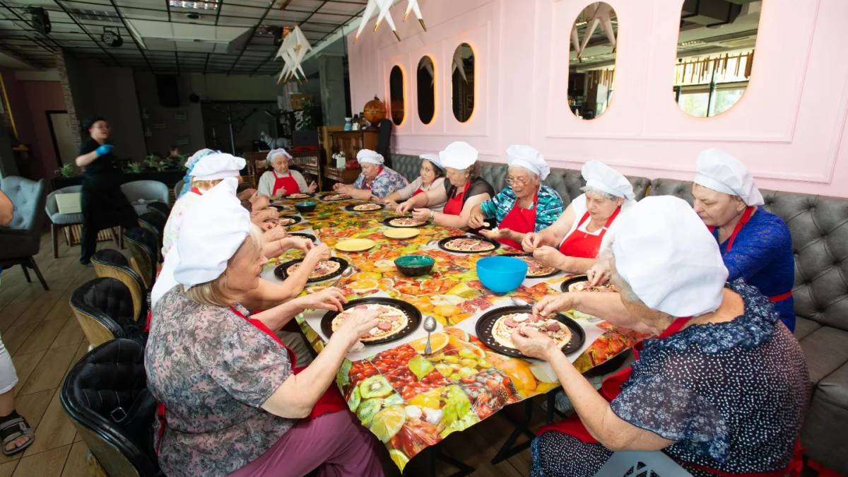 Літні люди приготували та скуштували піцу – в компанії із спеціалістами Карітас