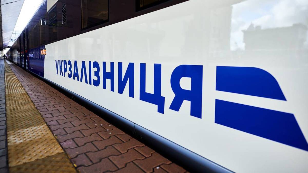 Через нічні обстріли затримуються поїзди на різних напрямках – “Укрзалізниця”