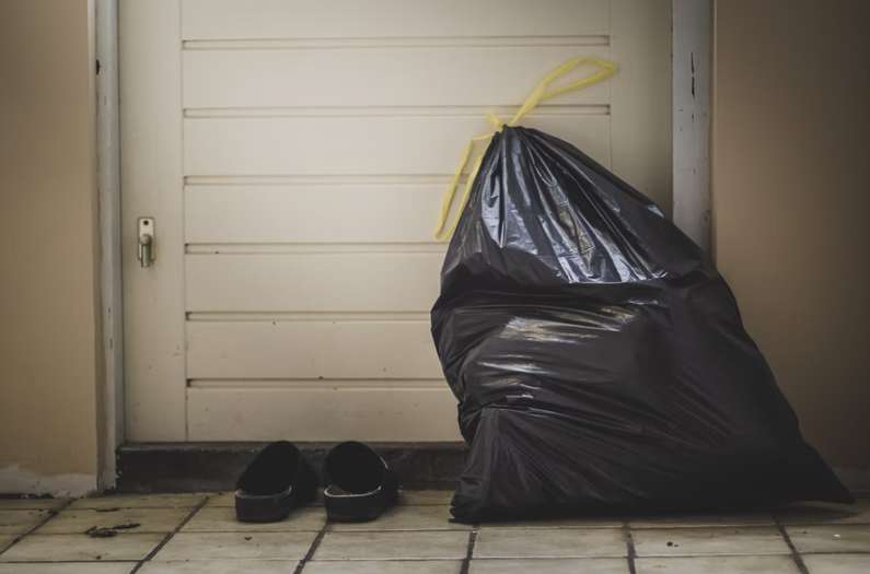 4 причины не выносить мусор вечером: приметы и суеверия