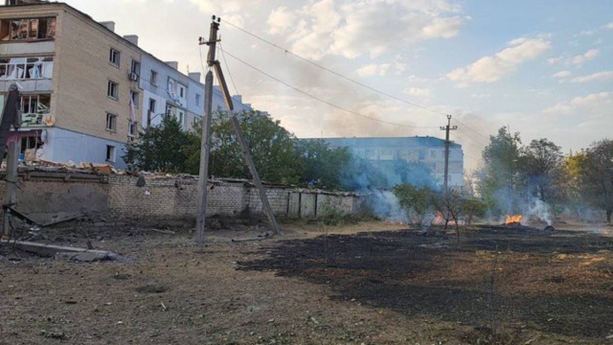 Ворог скинув дві керовані авіабомби на житловий квартал Берислава, пошкоджено об’єкт критичної інфраструктури, є постраждалі