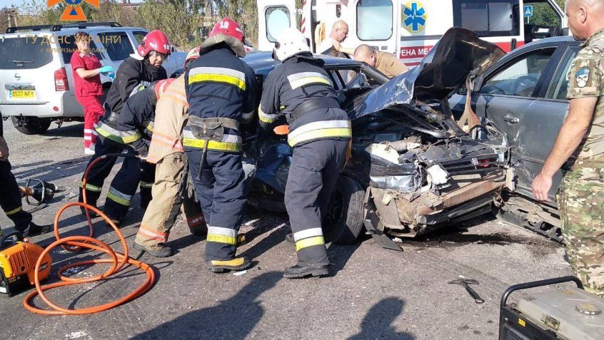 На Запоріжжі сталася масштабна автоаварія: рятувальники деблокували постраждалу дівчину