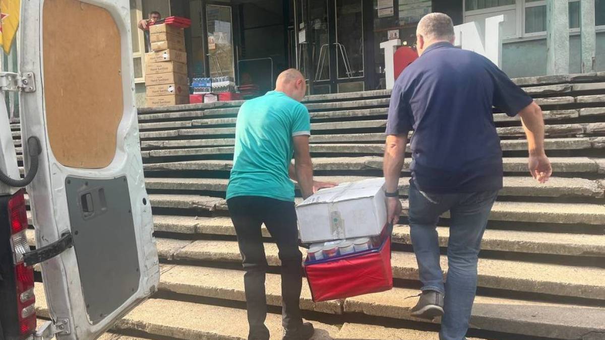 Центру допомоги переселенцям з Енергодару волонтери передали багато корисних речей