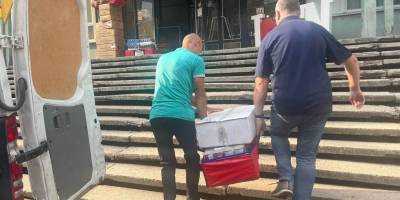 Центру допомоги переселенцям з Енергодару волонтери передали багато корисних речей