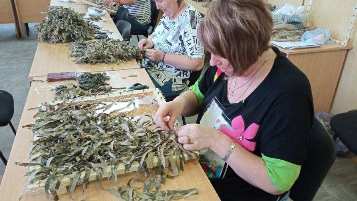 Педагоги з Енергодару організували майстерню з виготовлення маскувальних нашоломників