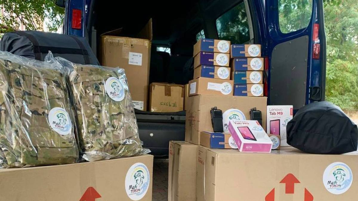 Мелітопольці відправили на фронт теплі речі, рації та планшети