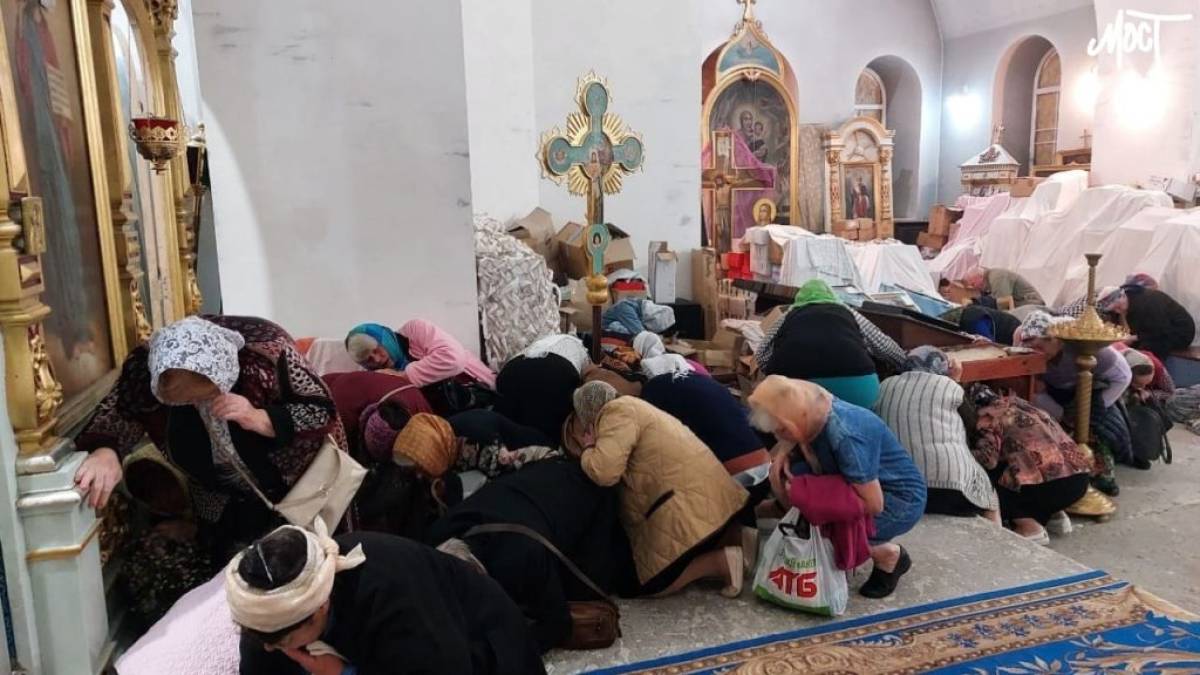 Росіяни вдарили по церкві в Херсоні під час служби: віряни прикривали один одного – ЗМІ