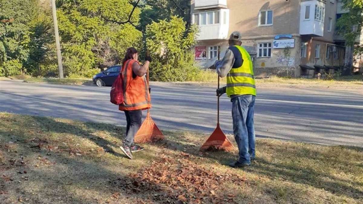 Запорізькі комунальники продовжують виконувати сезонні роботи з благоустрою