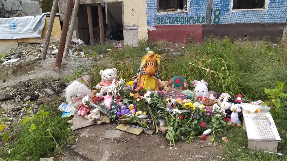 У Запоріжжі містяни несуть квіти та іграшки до зруйнованої рік назад дев’ятиповерхівки – фото