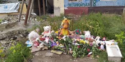 У Запоріжжі містяни несуть квіти та іграшки до зруйнованої рік назад дев’ятиповерхівки – фото