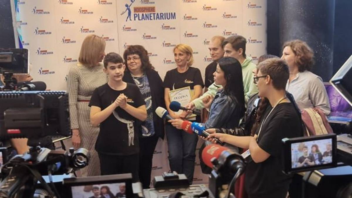 Юний художник з Бердянська Космо Макс презентував свою книгу «Планета А»