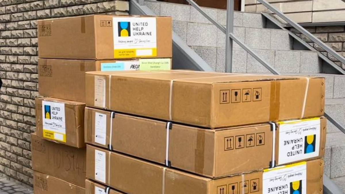 Команда Мелітополя передала апарати штучної вентиляції легень запорізьким лікарням