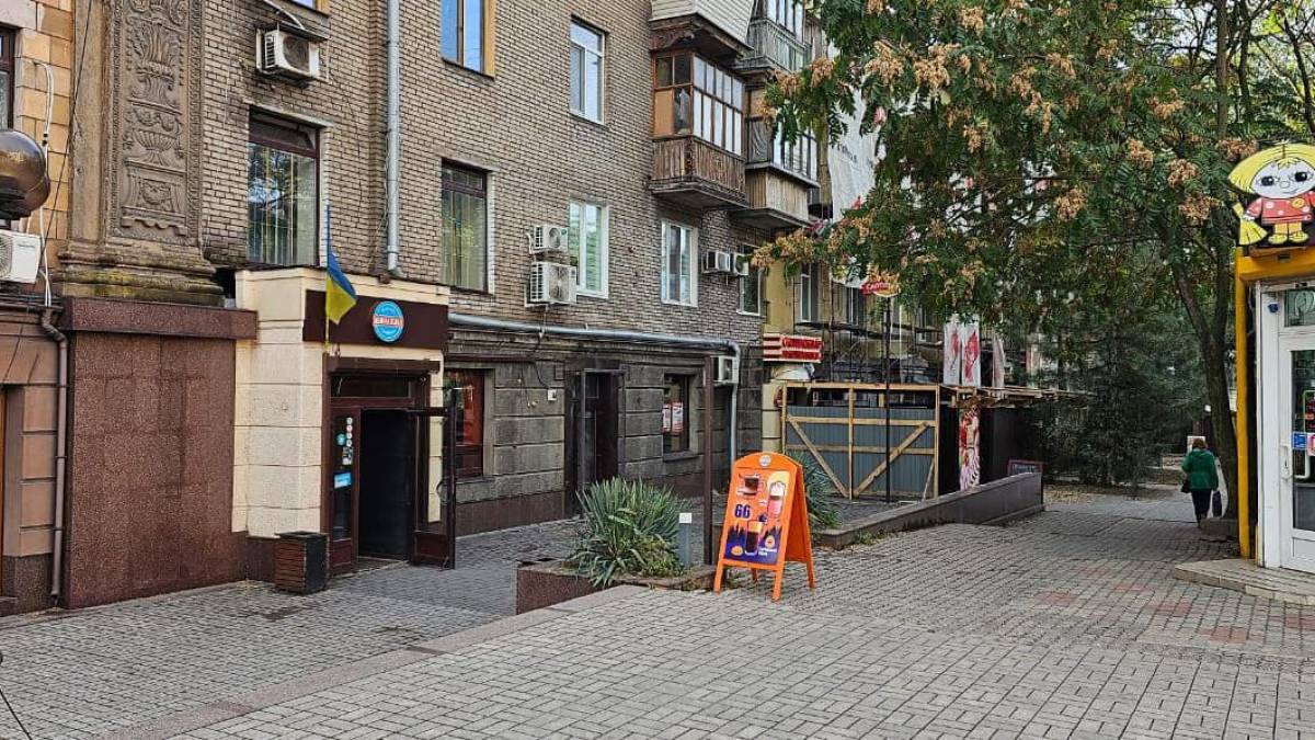 В центре Запорожья незаконно работала летняя площадка кафе – фото