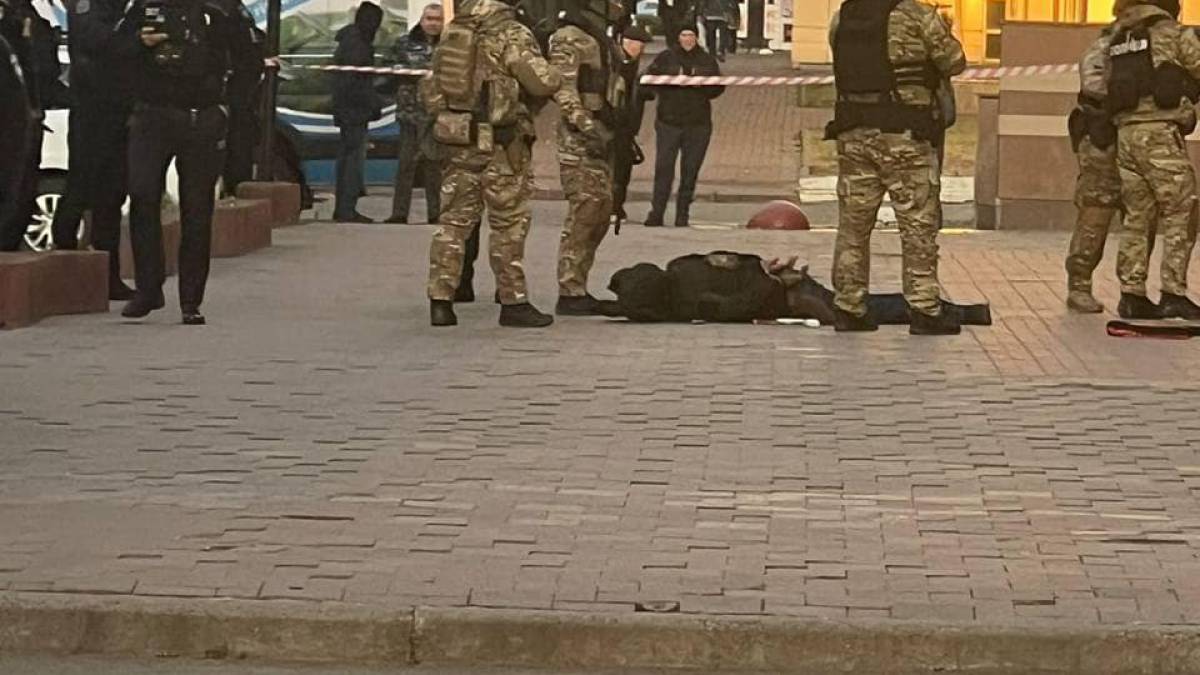 У Києві затримали озброєного чоловіка, який влаштував стрілянину в бізнес-центрі