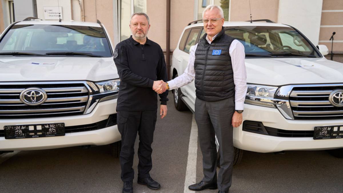 ЄС передав українським прокурорам броньовані автомобілі для розслідування російських воєнних злочинів